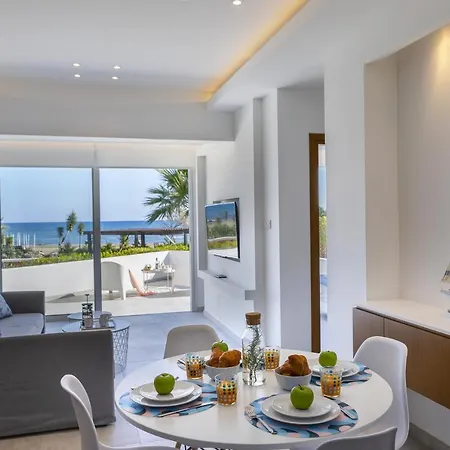 Mackenzie Castella Beachfront Apartment *