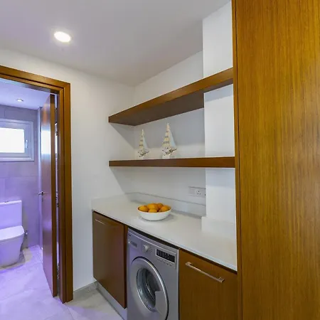 Mackenzie Castella Beachfront Apartment *